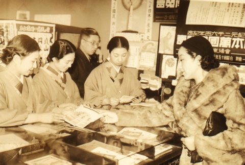 Women in a store (ddr-njpa-4-265)