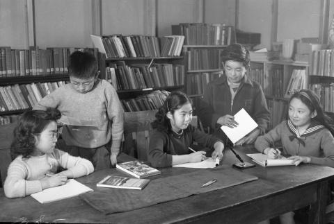 Children in the library (ddr-fom-1-824)
