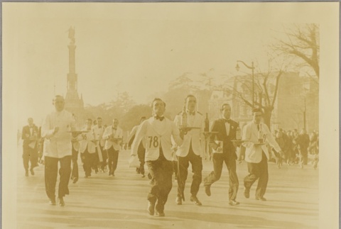 A waiters' race in Columbus Square (ddr-njpa-13-1126)