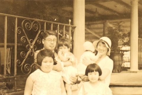 Yoshito Ono, a Sumitomo Bank manager posing with his family (ddr-njpa-4-1751)