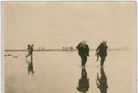 Japanese Americans on the beach (ddr-densho-26-133)