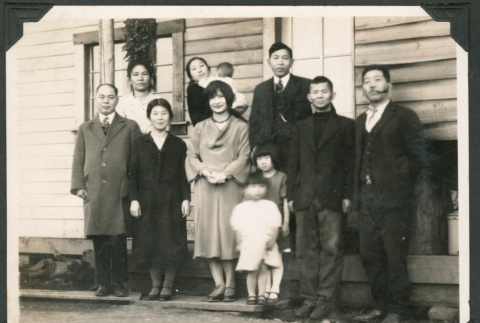 Family photo (ddr-densho-483-289)
