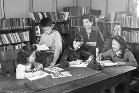 Children in the library (ddr-fom-1-825)