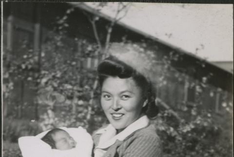 Manzanar, unidentified children, with woman (ddr-densho-343-111)