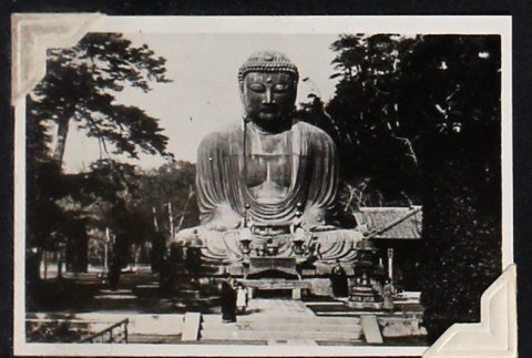 Three figures stand next to the Great Buddha of Kamakura (ddr-densho-404-150)