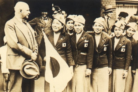 Hideko Maehata and other female swimmers posing with a man (ddr-njpa-4-695)