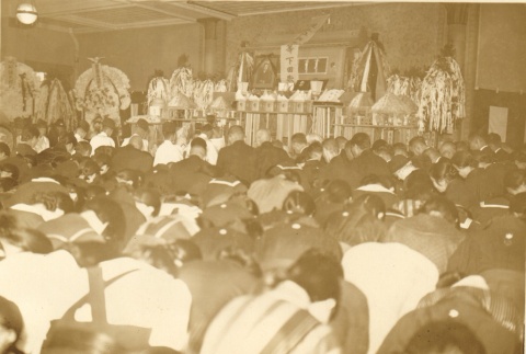 People bowing at a funeral (ddr-njpa-4-2156)