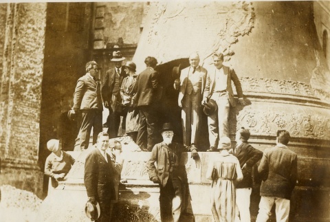 A group standing on a monument (ddr-njpa-1-1858)