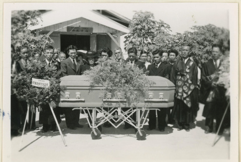 Mourners at Tomotsu Baba's funeral (ddr-densho-37-1744)