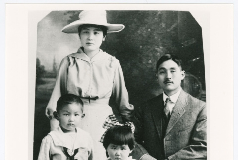 Couple and two children (ddr-densho-1007-228)