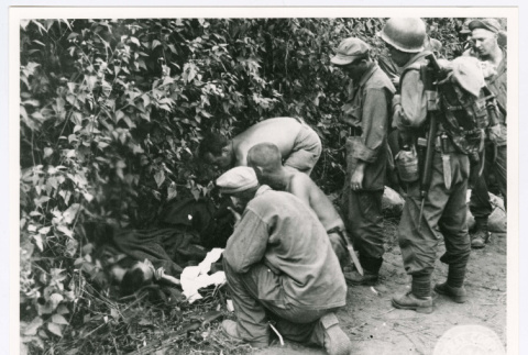 Crowd of soldiers surrounding David Quaid (ddr-densho-1007-331)