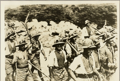 Italian soldiers carrying tools (ddr-njpa-13-685)