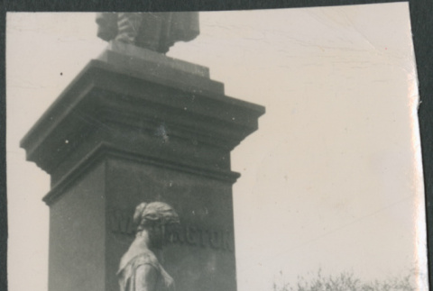 David, Chester Jr. and Gerald Sakura by statue of George Washington (ddr-densho-523-156)
