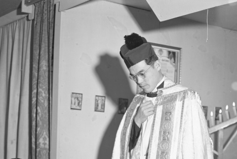 Catholic priest performing a wedding (ddr-fom-1-436)