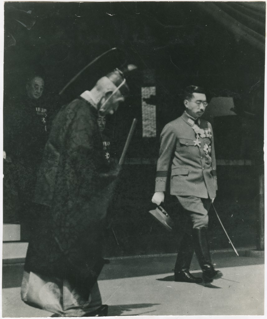ddr-densho-299-141 — Emperor Hirohito announcing the surrender of 