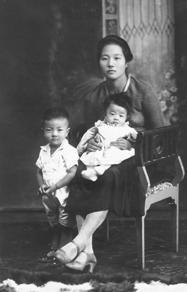 ddr-densho-91-6 — Mother with two children | Densho Digital Repository